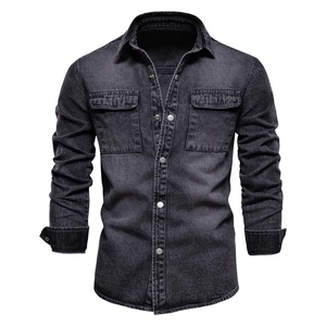 Détail d'une veste en jean gris délavé montrant les poches poitrine et les boutons