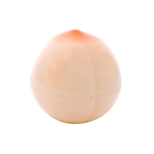 Λεπτομερής προβολή της συσκευασίας lip balm σε σχήμα ροδάκινου με ροζ πλαστικό ντεγκραντέ