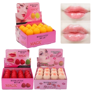 Λεπτομέρεια από ενυδατικά lip balm σε σχήμα φρούτων με σχέδια φράουλας και ροδάκινου