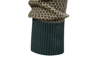 Detailaufnahme der dunkelgrünen Rippbündchen mit gelb-schwarzem Jacquard-Strickmuster