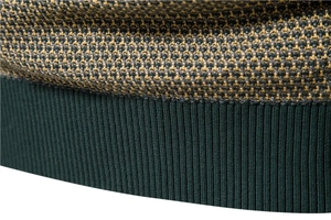 Detailaufnahme des dunkelgrünen Rippbündchens und der dreifarbigen Jacquard-Strickstruktur
