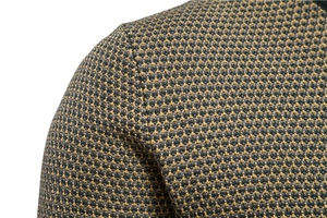 Makroaufnahme der khakifarbenen Bird-Eye-Stricktextur und Schulternaht am Herrenpullover