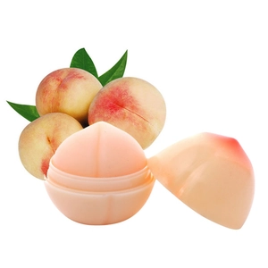 Λεπτομέρεια συσκευασίας lip balm σε σχήμα ροδάκινου με ροζ διαβάθμιση και φρούτα