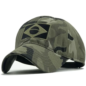 Detailansicht der taktischen Camouflage-Baseballkappe mit brasilianischem Flaggenaufnäher