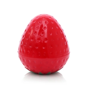 Λεπτομερής όψη κόκκινου lip balm σε σχήμα φράουλας σε λευκό φόντο με φυσική υφή
