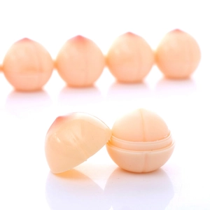 Λεπτομέρεια δημιουργικού lip balm σε σχήμα στήθους με ενυδατική υφή ροδάκινου και πάστα