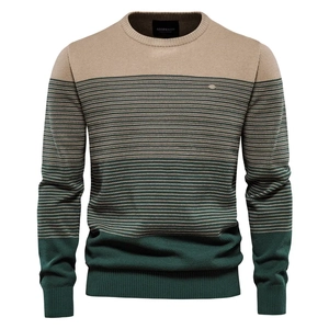 Détail de la texture en maille et des rayures sur le pull de couleur kaki et vert foncé