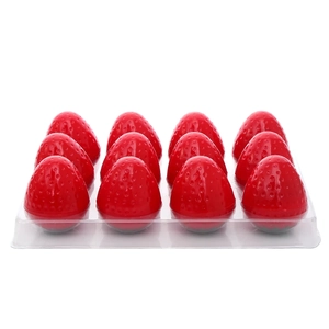 Λεπτομερής όψη από δώδεκα ενυδατικά lip balm σε σχήμα φράουλας σε διαφανή δίσκο