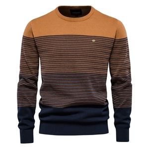 Gros plan sur la texture en maille rayée marron et bleu marine du pull à col rond