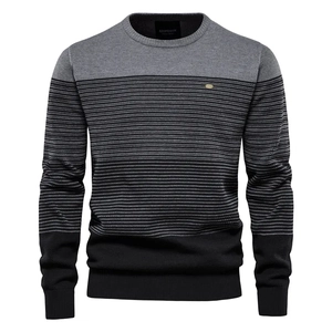 Gros plan sur le motif à rayures gris et noir d'un pull en tricot ajusté pour homme