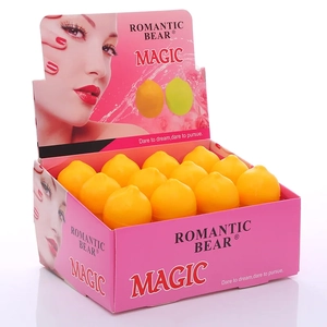 Lip balm Romantic Bear με άρωμα φρούτων σε σχήμα λεμονιού σε ροζ κουτί προβολής