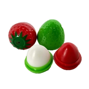Λεπτομερής προβολή lip balm σε σχήμα φράουλας σε κόκκινο και πράσινο με λευκή υφή βάλσαμου