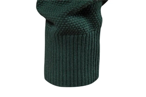 Gros plan sur le poignet en tricot vert foncé montrant les détails de la maille côtelée