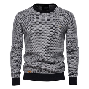 Detailaufnahme der Wabenstrickstruktur und des gerippten Ausschnitts an einem Herrenpullover