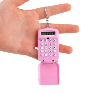 Roze mini draagbare zakrekenmachine met klepje en sleutelhanger in de hand gehouden