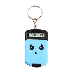 Detailopname van blauwe mini vouwbare rekenmachine met schattig gezicht en sleutelhanger