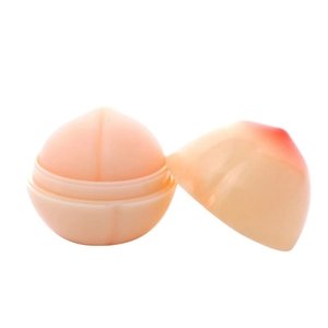 Λεπτομέρεια δοχείου για lip balm σε σχήμα ροδάκινου με ροζ ντεγκραντέ καπάκι σε λευκό