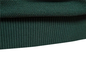 Détail macro du pull en tricot vert foncé avec poignets côtelés et texture fine