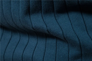 Gros plan sur la maille côtelée verticale bleu foncé de haute qualité du gilet