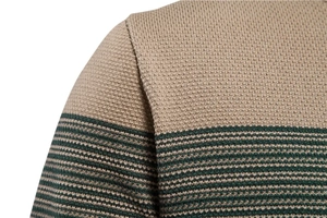 Détail des coutures d'épaule et de la texture du pull en maille rayé kaki et vert