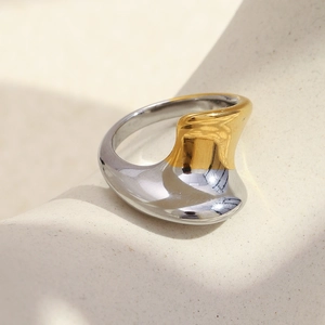 Bague Bicolore Symétrique Torsadée Acier Inoxydable Plaqué Or 18K Bijoux Géométriques Style Minimaliste Femmes