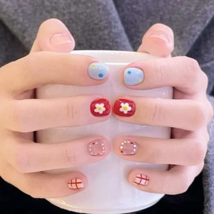 Mignons Ongles à Presser Ronds Courts 24 Pièces Motif Floral Coeur Pois Plaid Faux Ongles Multicolores pour Manucure Quotidienne Femmes