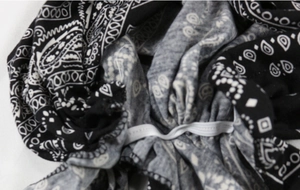 Detail of the elastic band and black and white paisley fabric on the turban headwrap