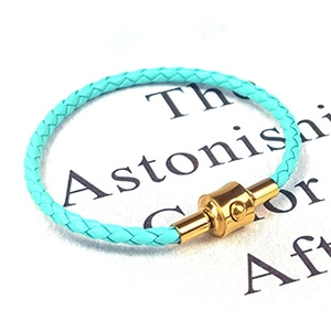 Macro di un bracciale in pelle intrecciata turchese con chiusura in metallo dorato lucido