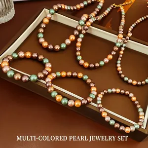 Parure de bijoux en perles colorées avec bracelet élastique et collier au fini métallique