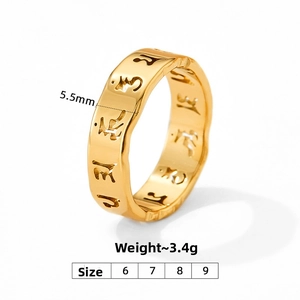 Makroaufnahme von 5,5mm Gold-Edelstahlring mit hohlen religiösen Mantra-Gravuren