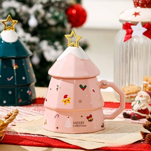 Dettaglio della tazza natalizia in ceramica rosa con fiocchi di neve e manico a stella