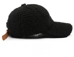 Dettaglio cappello baseball in pile nero con cinturino in pelle scamosciata marrone