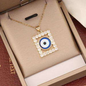 Makroaufnahme einer 18K vergoldeten Evil Eye Halskette mit Zirkonia Einlage im Etui