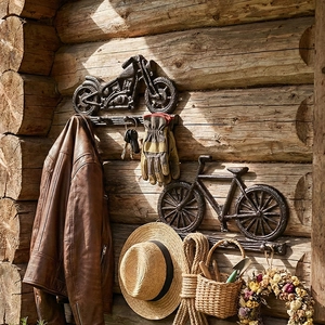 Ganchos de pared retro de hierro para moto y bicicleta en estilo industrial sobre madera