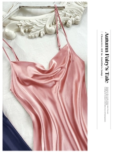Dettaglio della camicia da notte in raso rosa con scollo a cappuccio e seta liscia