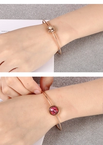 Dettaglio di bracciali geometrici in oro rosa con zirconi quadrati champagne e magenta