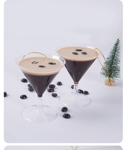 Dettaglio di ornamenti da caffè a forma di martini bicolore con chicchi e cordino d'oro