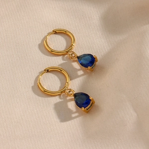 Detalle de los pendientes de aro bañados en oro de 18K con circonitas azules