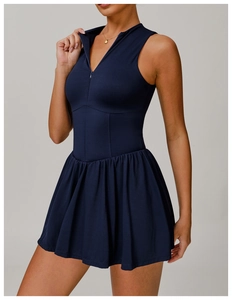 Détail d'une robe de tennis bleu marine avec col montant et design à demi-fermeture éclair