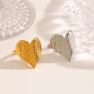 Bagues minimalistes en acier inoxydable plaqué or 18 carats avec cœurs à texture martelée