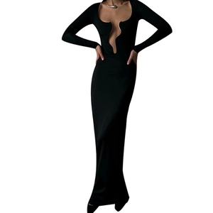 Robe longue noire moulante à manches longues avec décolleté en U et découpes ornées