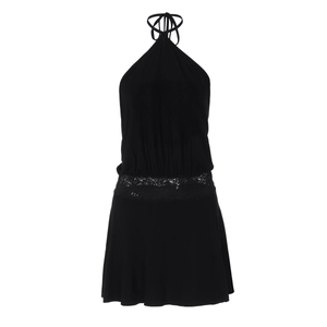 Détail de la robe dos nu noire avec empiècement en dentelle délicate à la taille