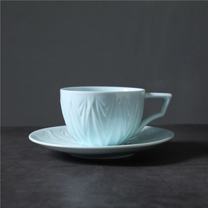 Set tasse à café et soucoupe en céramique bleu clair avec texture géométrique