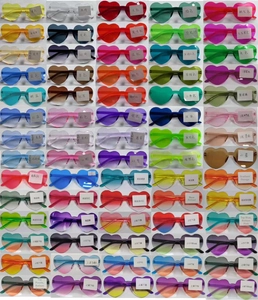 Détail des lunettes de soleil en forme de cœur avec couleurs gelée et styles dégradés