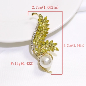 Detailed size and weight view of a luxury pearl brooch with golden leaves and crystals
