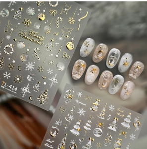Detaillierte Relief-Weihnachtsnagelsticker mit goldenen Schneeflocken und Rentieren