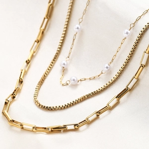 Three-layer 18K gold plated stainless steel necklace with paperclip chain and pearl detail