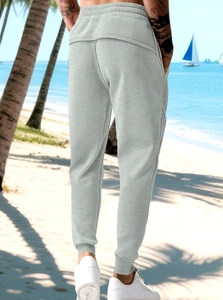 Vista posteriore dei pantaloni sportivi in maglia grigia con vestibilità atletica