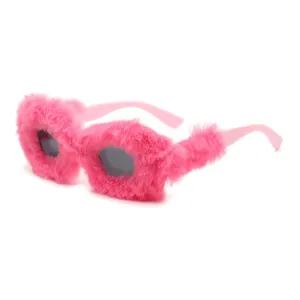 Lunettes de soleil ovales chic avec bordure en fausse fourrure rose vif et verres foncés