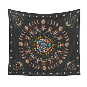 Detail eines böhmischen Wandteppichs mit Mandala und Mondphasen auf schwarzem Grund